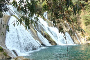 山间瀑布下的清澈水域