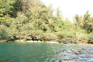 青山绿水间的清澈溪流