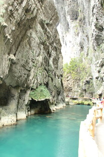 峡谷碧水间的自然美景
