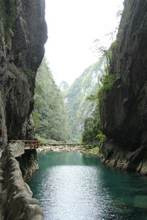 峡谷间的碧绿幽美河流