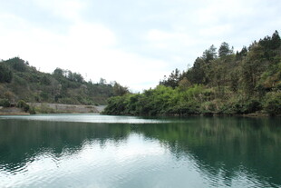 宁静湖畔青山倒影