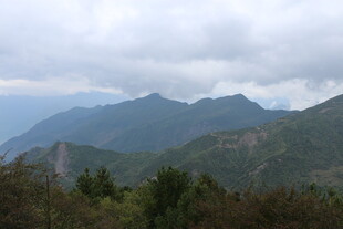 山峦云雾间的自然景致