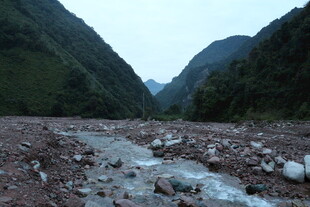 山间碎石溪流景观