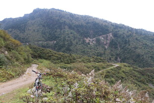 山间骑行者的自然之旅