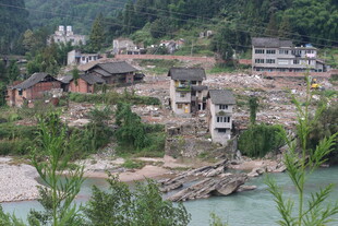 江边古朴村落景观