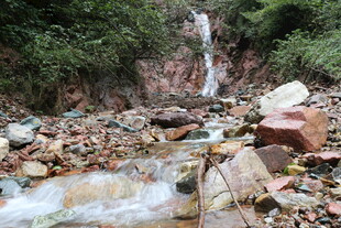 山间溪流瀑布景观