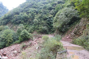 山间泥泞小路