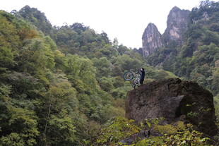 山间孤石上的徒步者