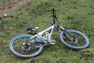 草地上的山地自行车