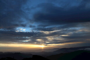 壮丽云海间的日出美景