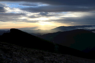 山间壮丽日出美景