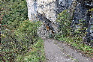 山间小径旁的巍峨岩石