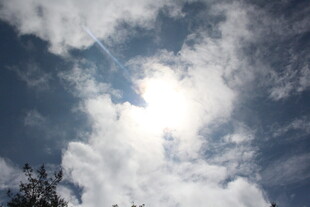 蓝天白云下的耀眼日光