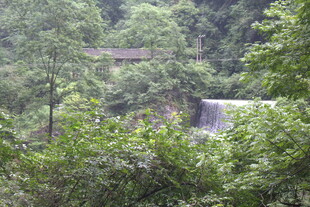 山林间的隐秘瀑布景观