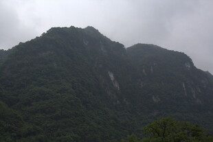 云雾缭绕的巍峨山峰