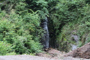 山间隐秘小瀑布景观