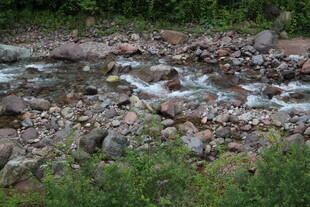山间溪流与碎石景观