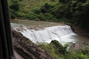 山间小瀑布景观