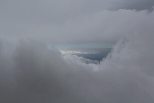 云海中的天空一角
