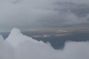 云端之上的壮丽景观