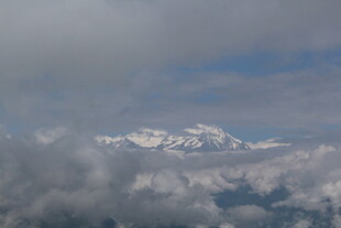 云海之上的雪山美景