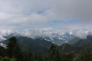 山峦云海间的壮丽景致