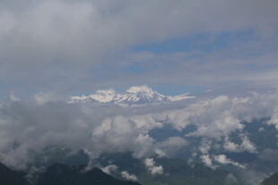 云雾缭绕中的壮丽雪山