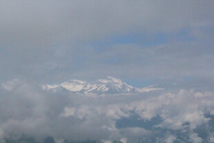 云海之上的巍峨雪山