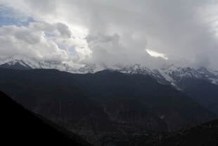 云雾缭绕的壮丽雪山景观