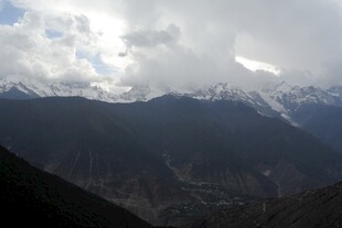 云雾缭绕的壮丽山脉