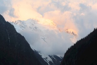 雪山云海间的壮丽霞光