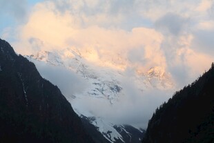 雪山云海壮丽自然景观