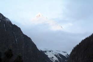 山间云雾缭绕的壮丽景色