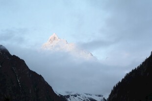 山间云雾缭绕的壮丽山峰
