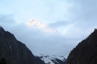 山间云雾缭绕的壮丽景色