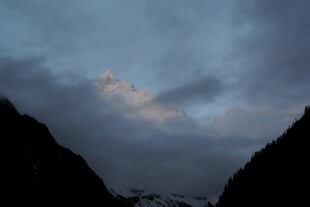 山间暮色中的天空美景