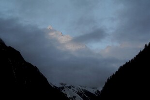 山间暮色中的云海景观