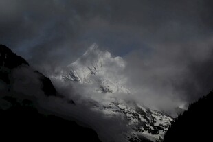 云雾缭绕的壮丽山峦