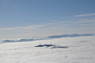云海之上的壮丽山景