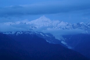 壮丽雪山下的辽阔景致