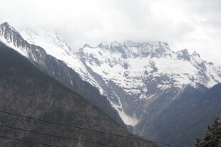 壮丽雪山山谷景观