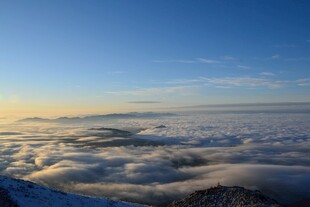 云海之上的壮丽日出景观