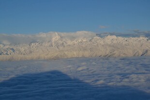 海边翻涌的白色浪花