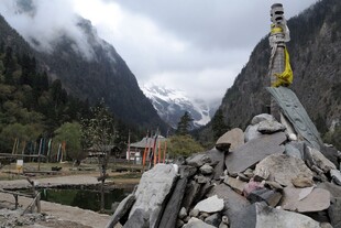 山间石堆旁的经幡景观