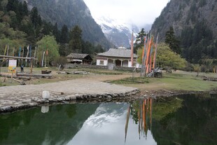 山间湖畔小屋 宁静美景