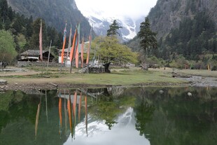 山间湖畔的藏式风情景观