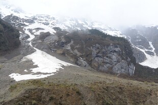 雪山环绕的壮阔山地景观