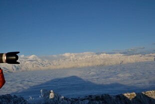 山顶摄影者捕捉壮丽云海