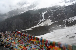 雪山下的五彩经幡