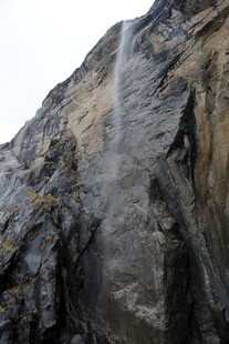 山间瀑布倾泻而下